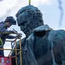 La riparazione della statua di Tito (foto rtvslo.si)