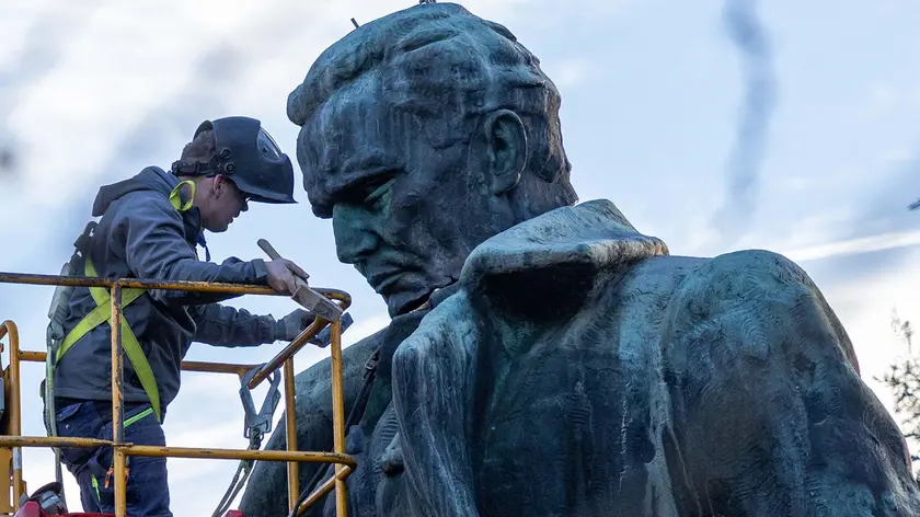 La riparazione della statua di Tito (foto rtvslo.si)