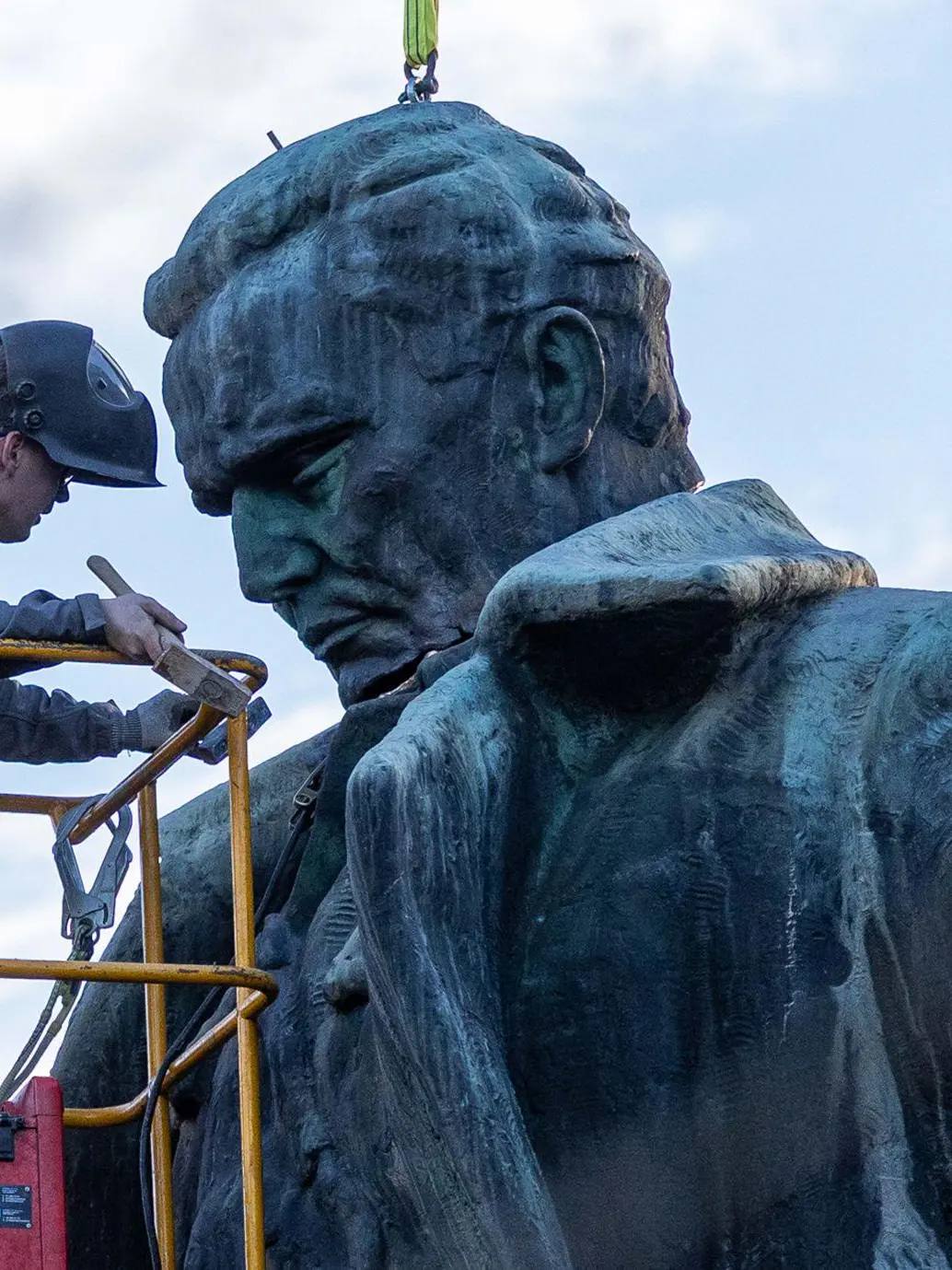 La riparazione della statua di Tito (foto rtvslo.si)