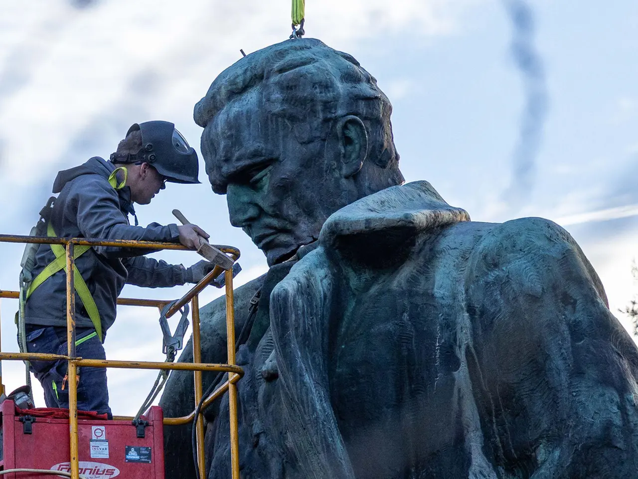 La riparazione della statua di Tito (foto rtvslo.si)