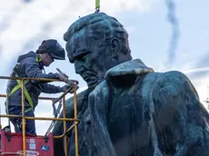 La riparazione della statua di Tito (foto rtvslo.si)