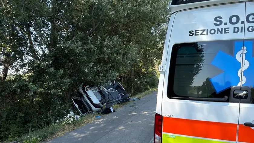 L’auto fuori strada: il conducente è stato elitrasportato a Cattinara