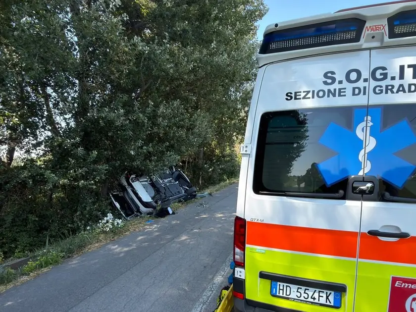 L’auto fuori strada: il conducente è stato elitrasportato a Cattinara