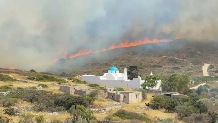 I roghi a Paros di questi giorni (quotidiano greco Ekathimerini)