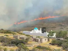 I roghi a Paros di questi giorni (quotidiano greco Ekathimerini)