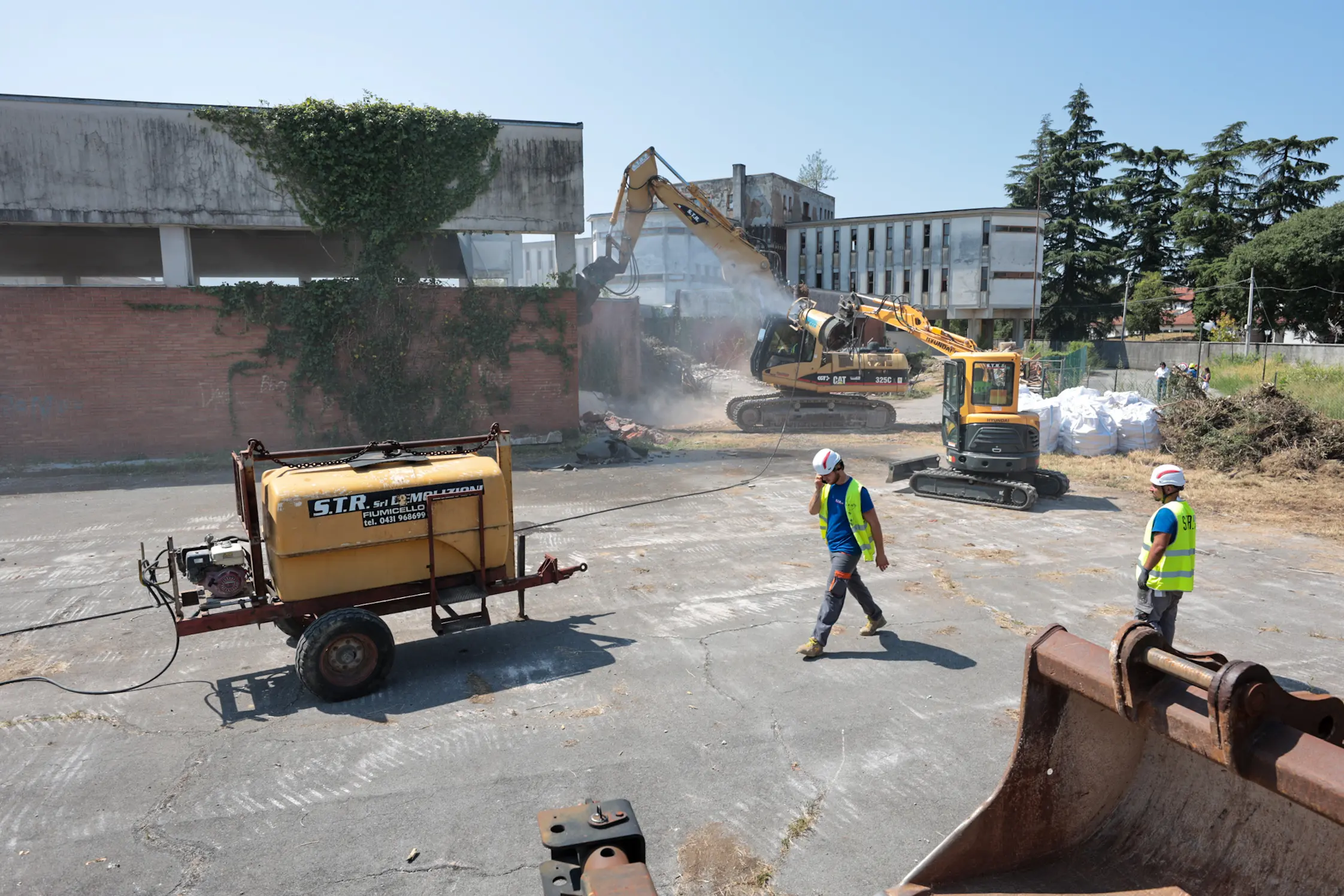 L'inizio della demolizione dell'ex collegio Filzi. Foto Tibaldi