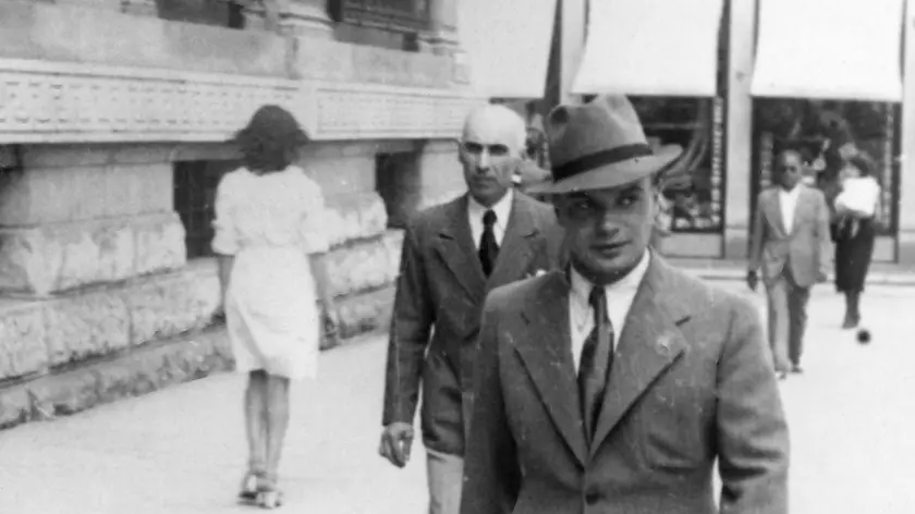 Mario Midena nel dopoguerra in piazza della Repubblica