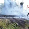 L'incendio nell'area boschiva a Pieris