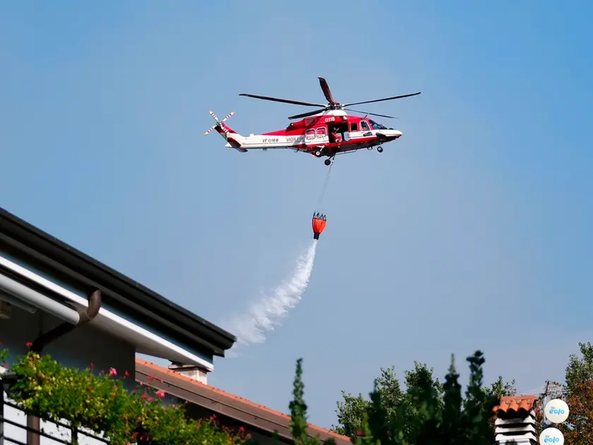 Le fiamme vicino alle abitazioni a Padriciano (Silvano)