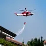 Le fiamme vicino alle abitazioni a Padriciano (Silvano)