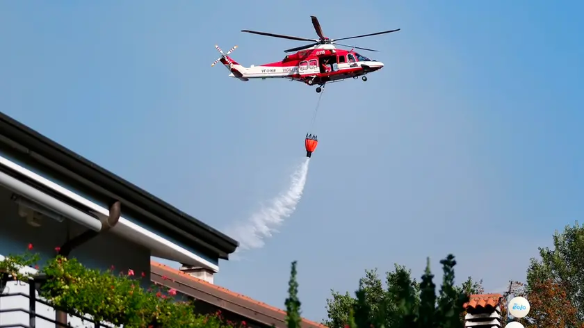 Le fiamme vicino alle abitazioni a Padriciano (Silvano)