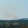 La colonna di fumo vista da lontano (foto Roberta Curellich)