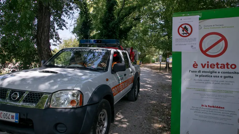 Un mezzo della Protezione civile e gli avvisi di divieto (Bonaventura)