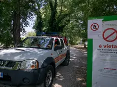 Un mezzo della Protezione civile e gli avvisi di divieto (Bonaventura)