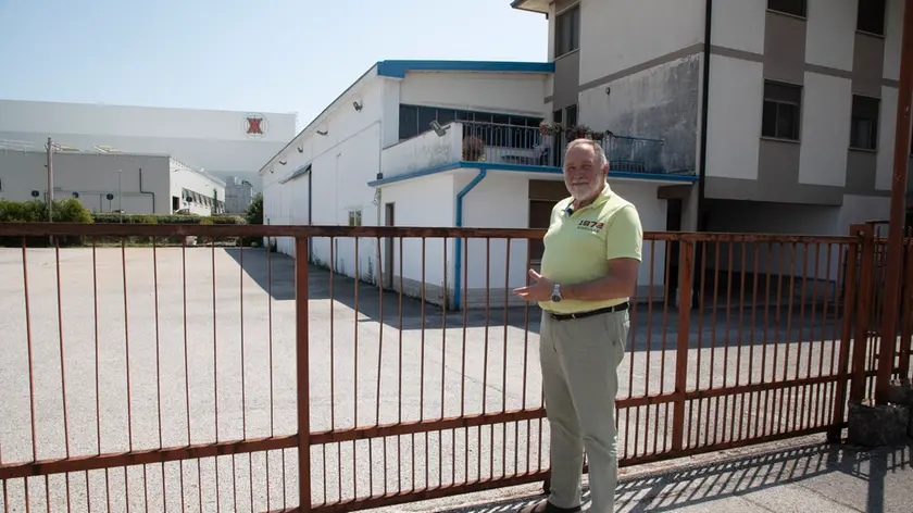 Il presidente della Croce Rossa di Monfalcone Rodolfo Vovk davanti all'ex Bo Frost, individuato come nuova papabile sede. Foto Bonaventura