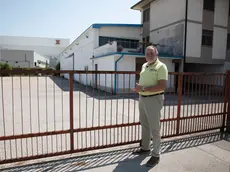 Il presidente della Croce Rossa di Monfalcone Rodolfo Vovk davanti all'ex Bo Frost, individuato come nuova papabile sede. Foto Bonaventura