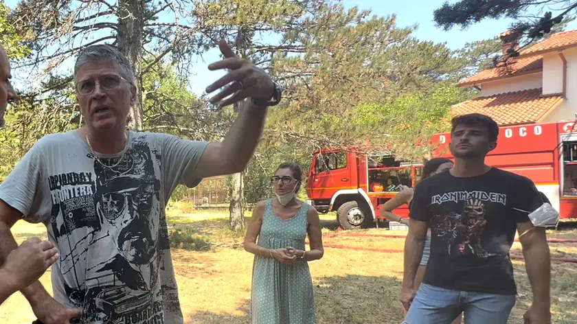 Roberto Bonin e i suoi familiari in prima linea davanti al fuoco a Padriciano Foto Massimo Silvano