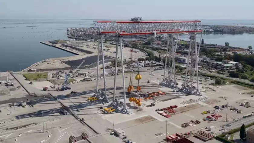 La maxi gru Goliath realizzata al porto di Val da Rio