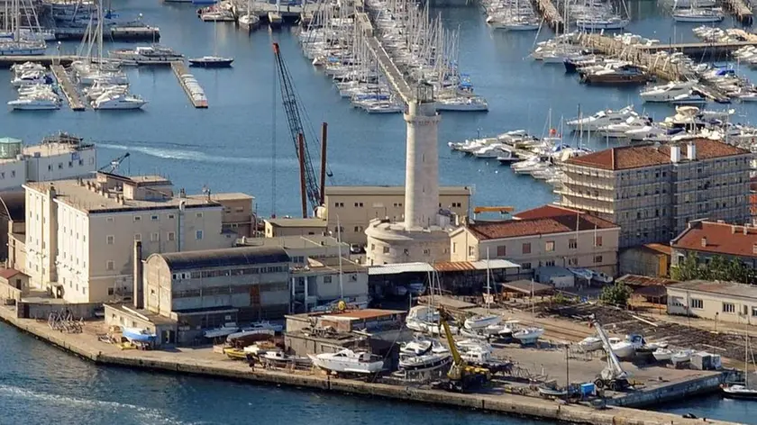 La veduta aerea della Lanterna. Archivio Bruni