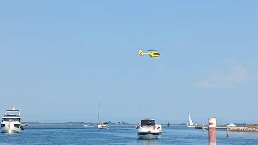 Alcuni turisti hanno tentato di rianimarlo portandolo fuori dall'acqua