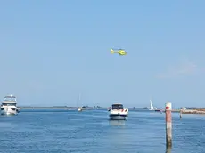 Alcuni turisti hanno tentato di rianimarlo portandolo fuori dall'acqua