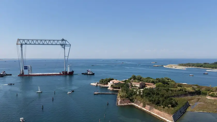 La maxi gru vista dall'alto (foto Pòrcile)