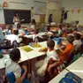 Studenti in aula in una scuola elementare, in una immagine d'archivio