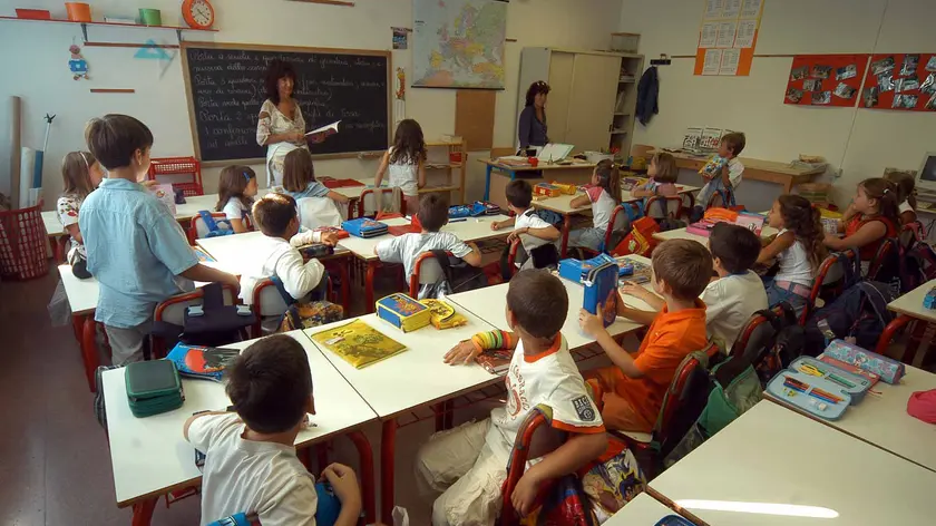 Studenti in aula in una scuola elementare, in una immagine d'archivio