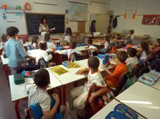 Studenti in aula in una scuola elementare, in una immagine d'archivio