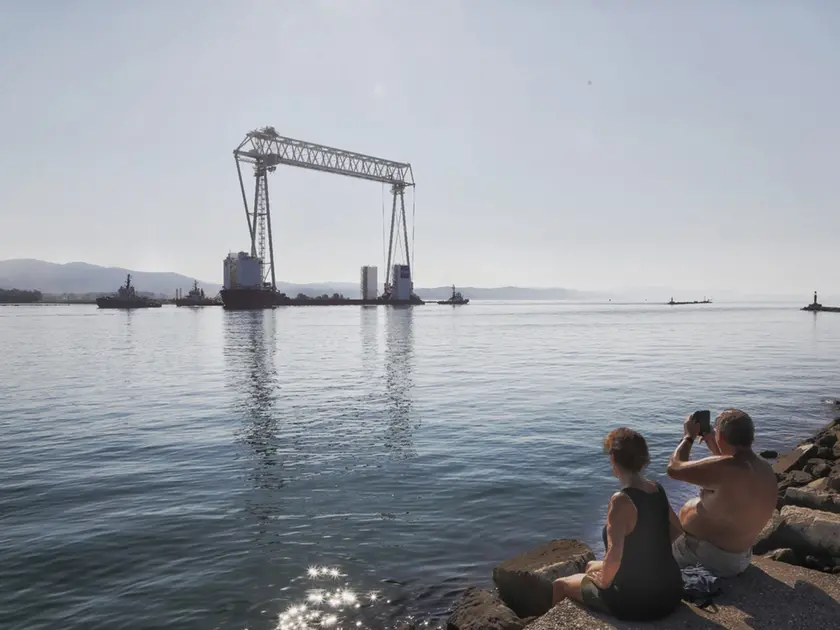 La maxi gru arrivata a Monfalcone nella foto di Katia Bonaventura