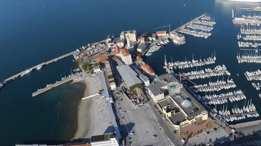 Una foto del molo Teresiano e Lanterna (come era). Foto Bruni