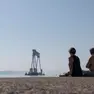 Pierluigi e Ornella guardano la grande gru Goliath che arriva a Monfalcone. Foto Bonaventura