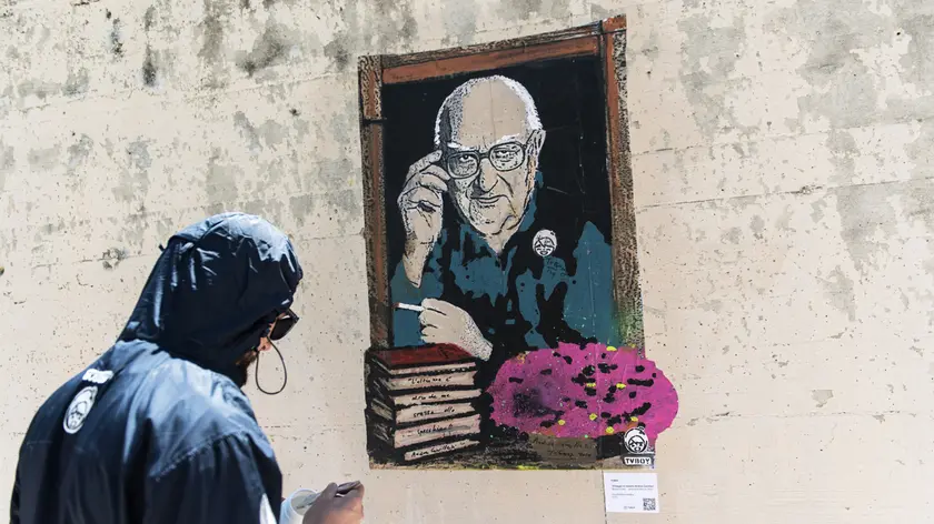 Il murale realizzato da uno street art a ricordo di Andrea Camilleri, scomparso nel 2019