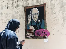 Il murale realizzato da uno street art a ricordo di Andrea Camilleri, scomparso nel 2019