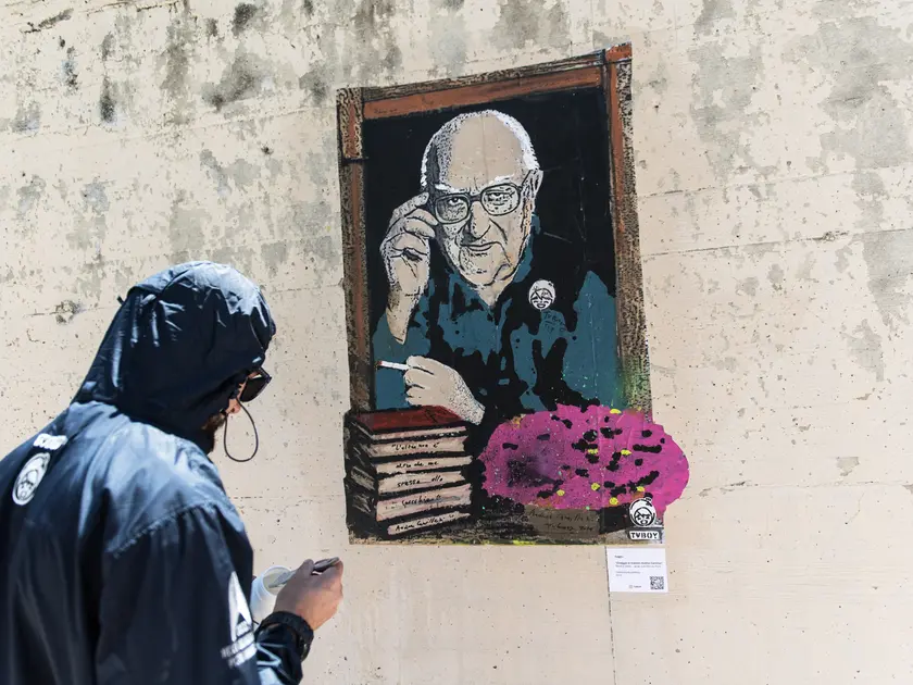 Il murale realizzato da uno street art a ricordo di Andrea Camilleri, scomparso nel 2019