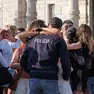 L'abbraccio dei nuovi agenti di Polizia con le famiglie alla fine della cerimonia dell'ammainabandiera. Foto Silvano