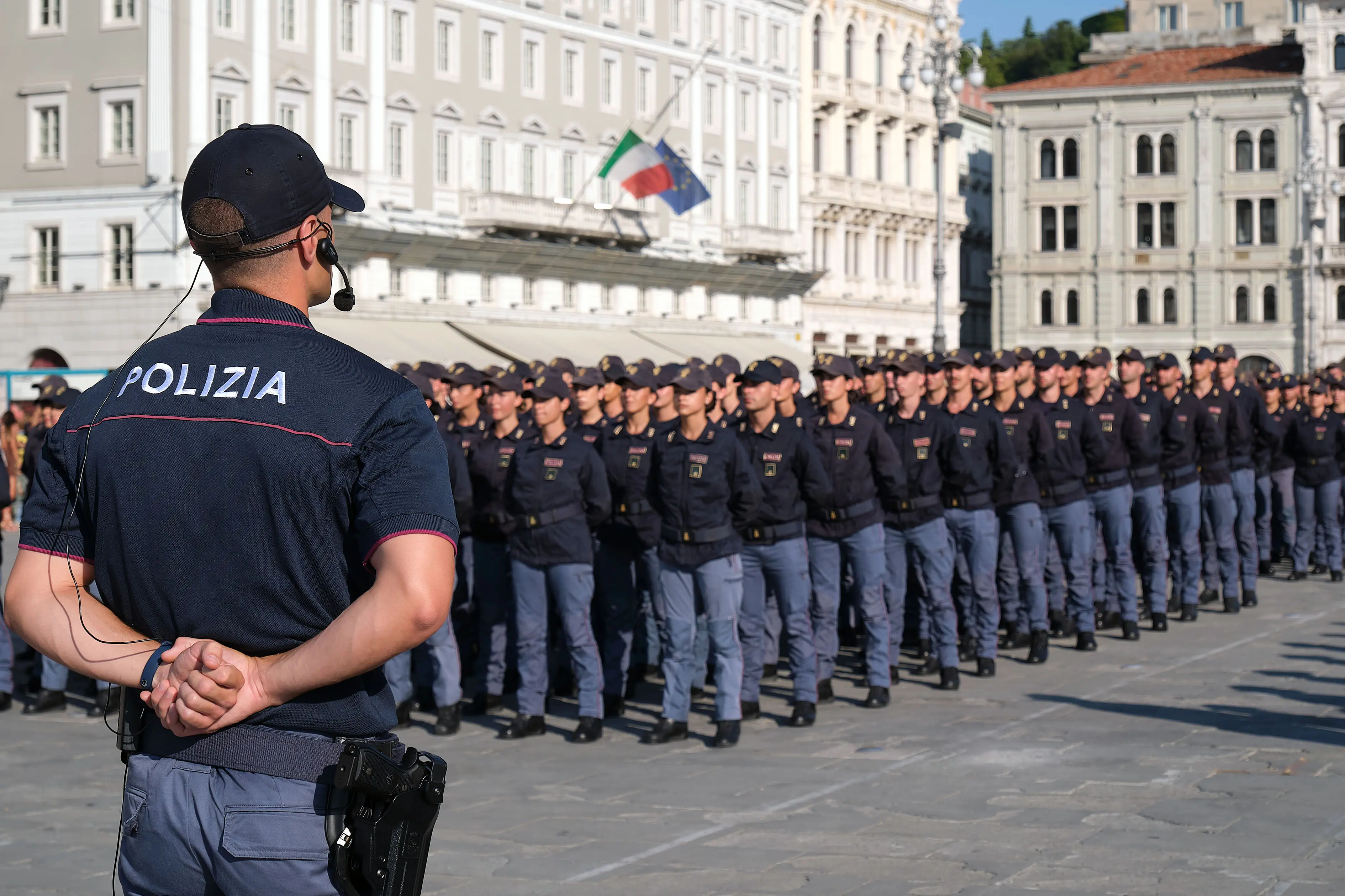 La cerimonia dell'ammainabandiera in piazza Unità. Foto Silvano
