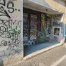 Uno dei portoni dell’ex cinema Corso usato come tavolozza