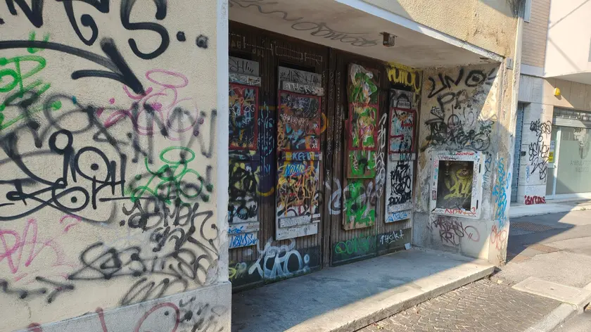 Uno dei portoni dell’ex cinema Corso usato come tavolozza