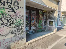 Uno dei portoni dell’ex cinema Corso usato come tavolozza