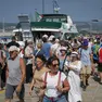 Turisti a Muggia vicino all’imbarco del Delfino Verde Foto Andrea Lasorte
