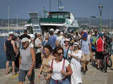 Turisti a Muggia vicino all’imbarco del Delfino Verde Foto Andrea Lasorte