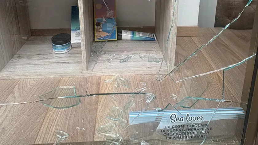 Spaccata notturna al centro estetico a Trieste: trafugate le creme