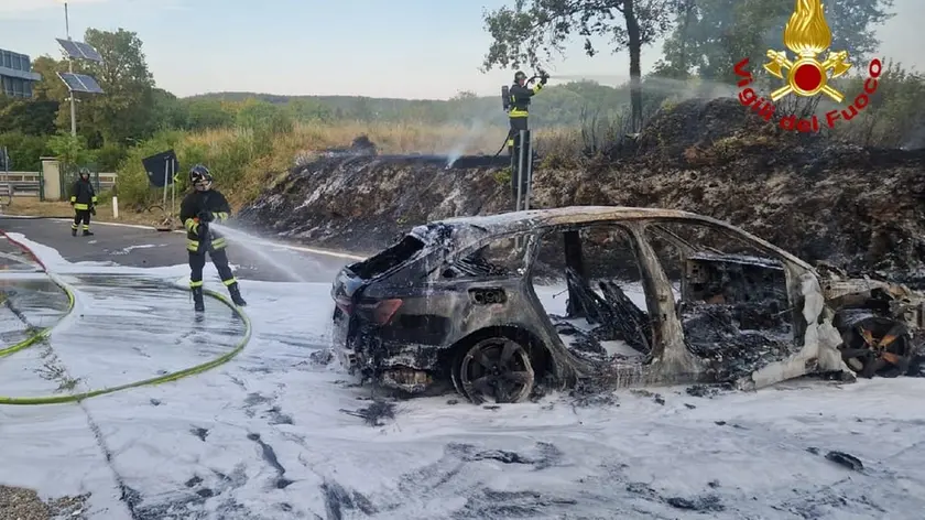 L'auto in fiamme a Trebiciano