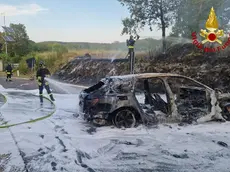 L'auto in fiamme a Trebiciano