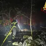 Vigili del fuoco in azione in una foto di repertorio