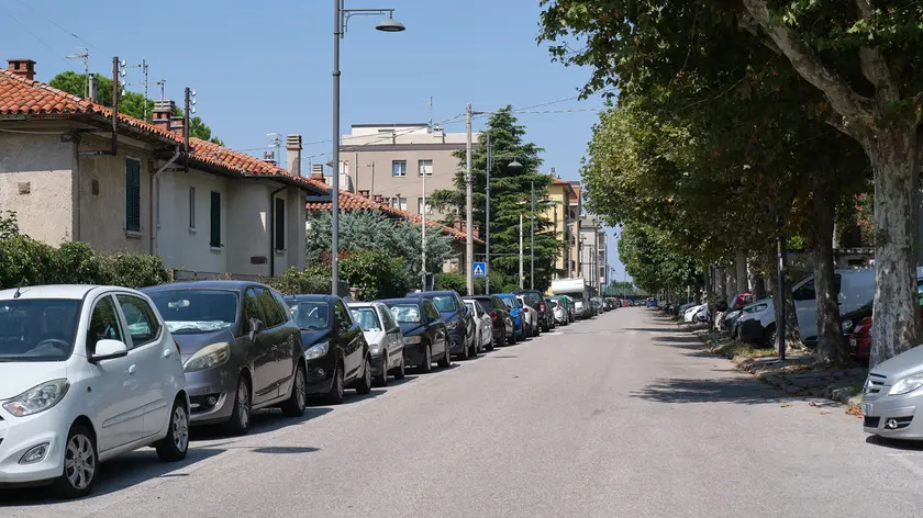 Via D’Angeli nel rione di Rozzol dove ha perso la vita per un malore un anziano di 86 anni Foto Massimo Silvano