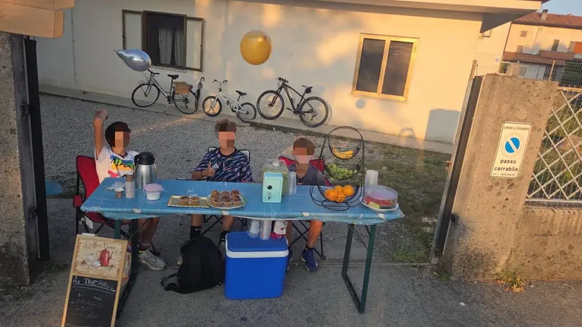 I tre amici davanti al loro banchetto di limonata a Pradamano