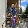 Luigi Treu assieme alla sua bicicletta