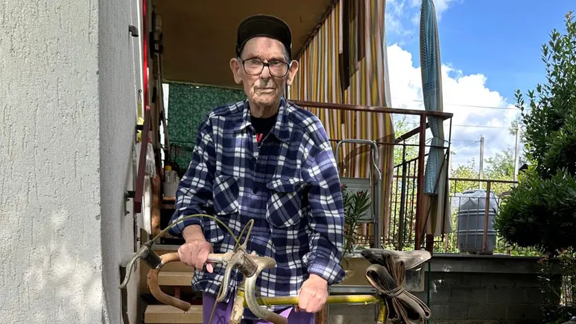 Luigi Treu assieme alla sua bicicletta